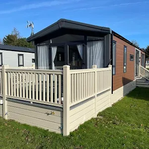 https://falconers-lodge-with-hot-tub.yorkshirehotels.net